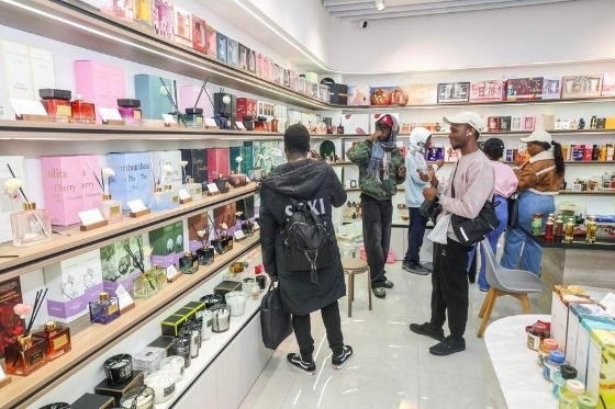 Foreign merchants buy commodities at the Global Digital Trade Center in Yiwu