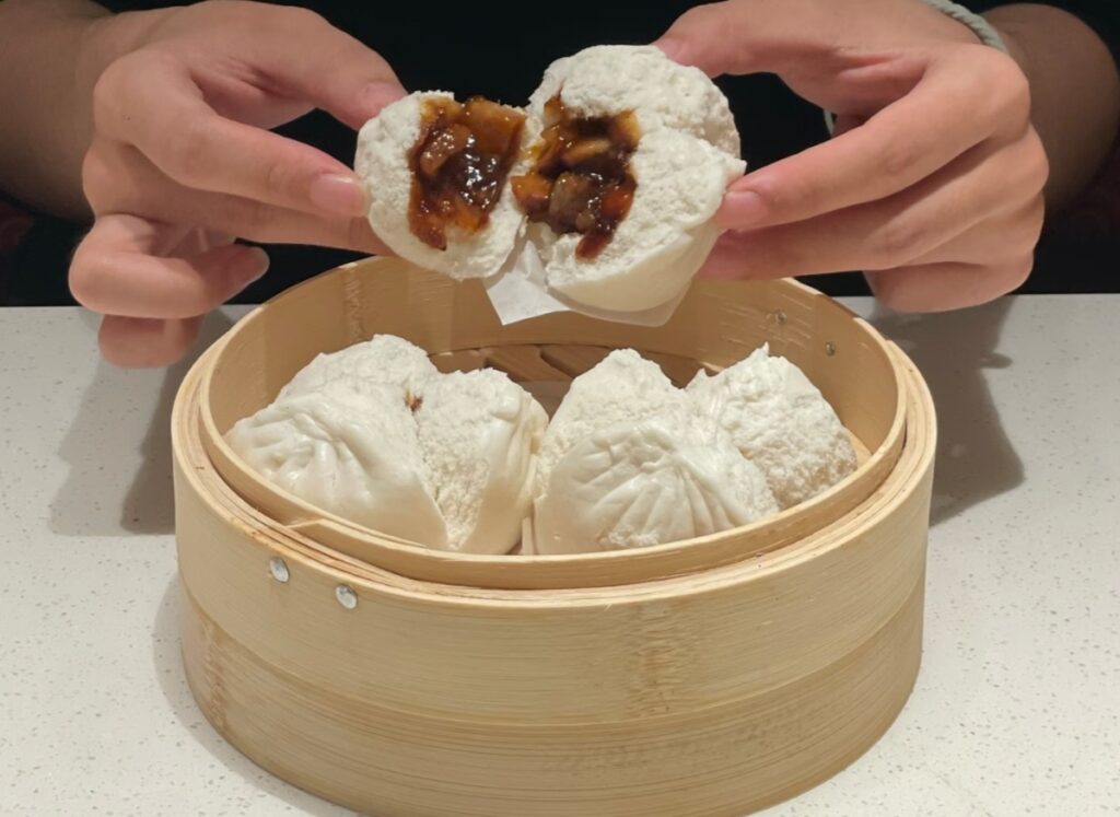 Guangzhou Yum Cha Guide: Best Dim Sum & Tea Houses 3 Guangzhou Visitor Char Siu Bao Guangzhou traditionnel